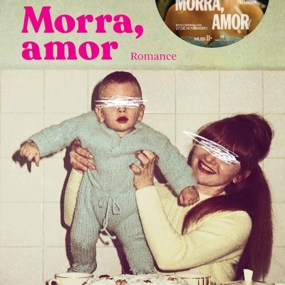 Capa do livro Morra, amor de Ariana Harwicz com imagem de mulher a segurar bebé e selo promocional do filme inspirado no livro.