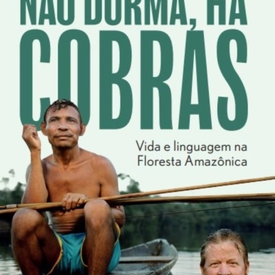 Capa de livro NÃO DURMA, HÁ COBRAS com imagem de dois homens na floresta amazónica.