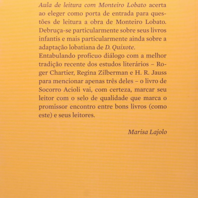 Capa traseira de livro amarelo com texto em português e código de barras.
