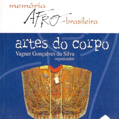 Capa do livro memória AFRO-brasileira: artes do corpo com vestimenta decorada no centro.
