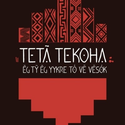 Padrão gráfico vermelho e preto com texto artístico TETÃ TEKOHA ÉG TỲ É YYKRE TÓ VẼ VẼSÓK