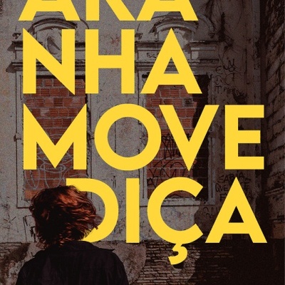 Capa de livro com título em letras amarelas e pessoa de costas em ambiente urbano degradado