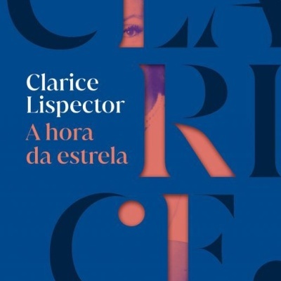 Capa do livro A hora da estrela de Clarice Lispector em fundo azul com letras grandes e rosto parcialmente visível