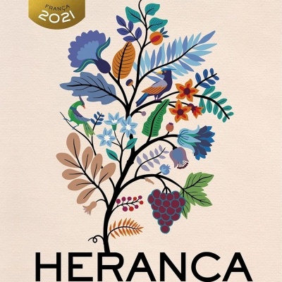 Capa de livro com ilustração de árvore colorida e texto com selo de melhor livro
