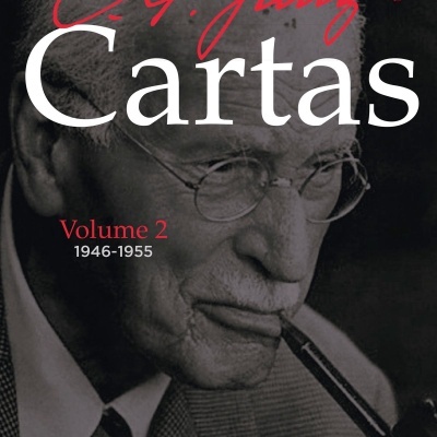 Capa de livro Cartas Volume 2 1946-1955 com fotografia a preto e branco de homem com óculos e cachimbo.