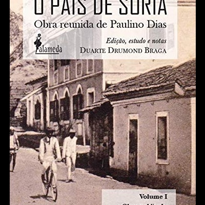 Capa de livro O PAÍS DE SÚRIA com fotografia em sépia de rua e pessoas
