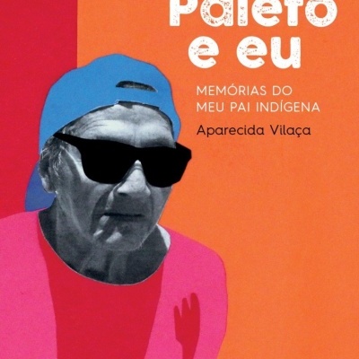 Capa de livro com imagem de idoso com boné azul e óculos escuros em fundo laranja e vermelho
