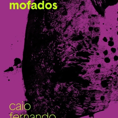 Capa de livro roxa com texto em amarelo morangos mofados e autor caio fernando abreu.