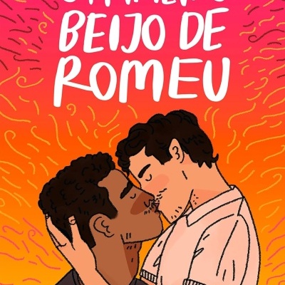 Capa do livro O Primeiro Beijo de Romeu com ilustração de dois homens a beijar-se.