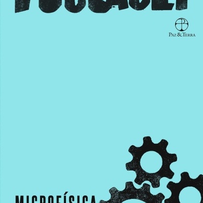 Capa do livro Microfísica do Poder de Michel Foucault com fundo azul claro e engrenagens pretas.