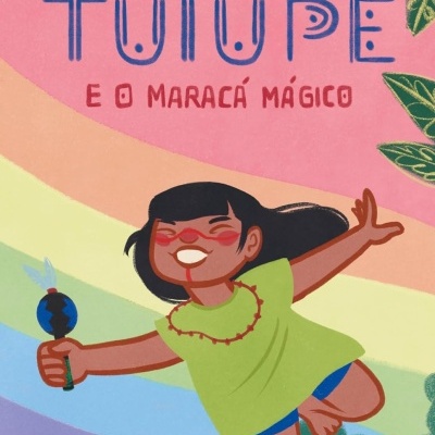 Capa de livro infantil com menina a voar e segurando maracá