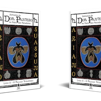 Livro Romance de Dom Pantero no Palco dos Pecadores com capa preta e ilustração azul e amarelo.