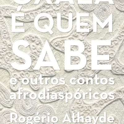 Capa de livro com texto branco sobre fundo texturizado bege