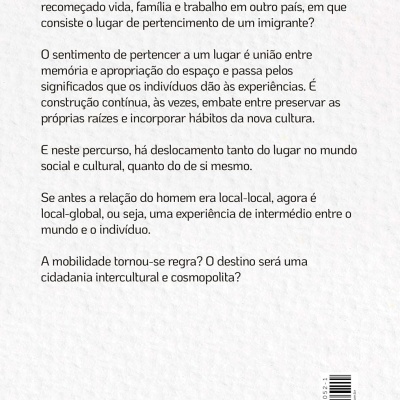 Texto em português na parte traseira de um livro com código de barras