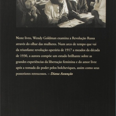 Capa traseira de livro com texto e fotografia a preto e branco de mulheres a escreverem em sala de aula