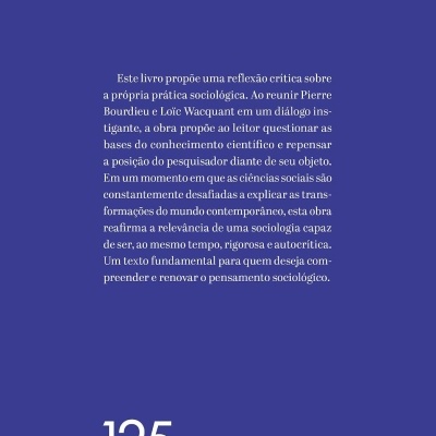 Contracapa de livro azul escuro com texto branco e código de barras