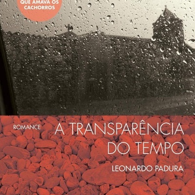 Capa de livro A Transparência do Tempo com imagem de janela molhada por chuva e pedras vermelhas