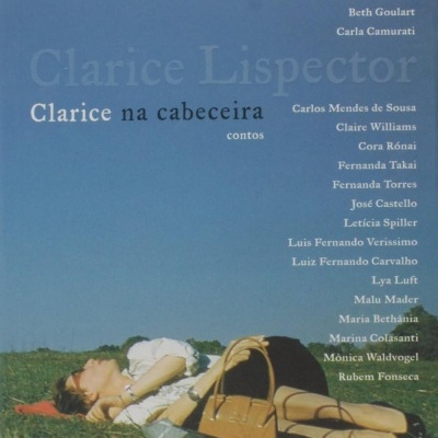 Capa de livro Clarice na cabeceira com pessoa deitada na relva e texto em azul.