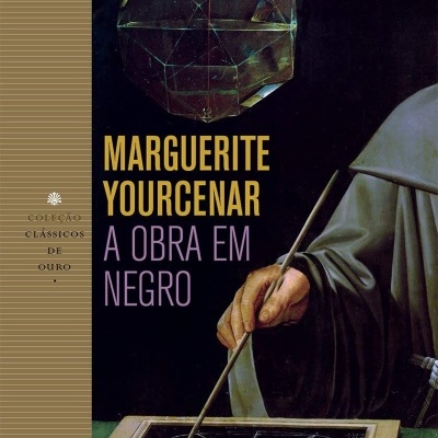 Capa de livro A Obra em Negro de Marguerite Yourcenar com imagem de mão e poliedro