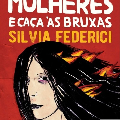 Capa de livro vermelho com ilustração de mulher com chamas nos cabelos e texto em branco e amarelo