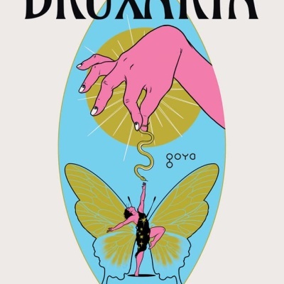 Capa de livro História da Bruxaria com mão rosa e figura de borboleta.