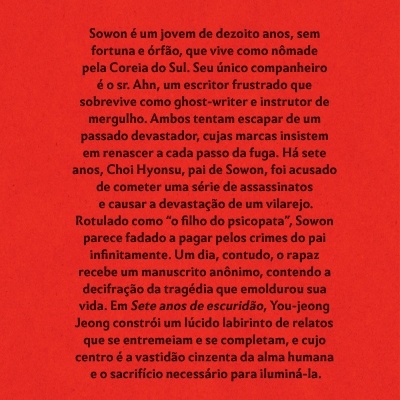 Capa traseira de livro vermelho com texto em português e código de barras