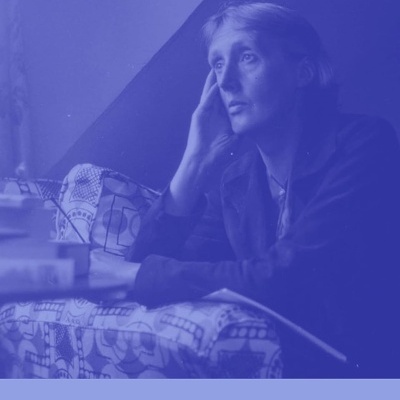 Capa do livro A Morte da Mariposa de Virginia Woolf, fundo azul, foto de mulher sentada num sofá com padrão
