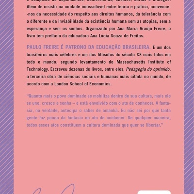 Contracapa de livro com texto em português sobre Paulo Freire e seu livro, fundo rosa e borda roxa.