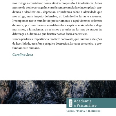 Página de livro em português com texto, assinatura, código de barras, QR code e textos institucionais