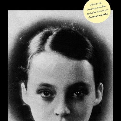 Capa do livro O Amante de Marguerite Duras com fotografia em preto e branco de mulher e selo amarelo.