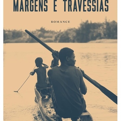 Capa do livro Margens e Travessias de Boaventura Cardoso com imagem a tons sépia de pessoas num barco num rio