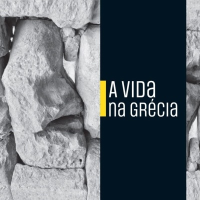 Capa do livro A Vida na Grécia de Marcos Bagno com pedras cinzentas e texto preto e amarelo.