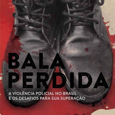 Livro com capa mostrando dois sapatos pretos sobre mancha vermelha que parece sangue e texto BALA PERDIDA