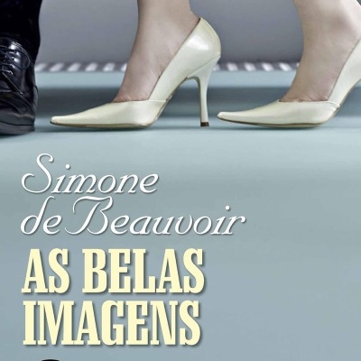 Sapatos femininos de salto alto creme e sapatos pretos masculinos numa capa de livro.
