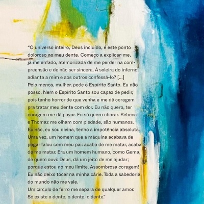 Contracapa de livro com texto em português e fundo abstrato azul, branco, verde e amarelo