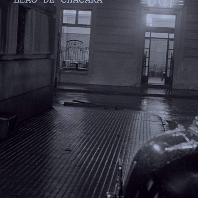 Capa de livro com fotografia noturna a preto e branco de rua e texto editorial