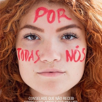 Capa de livro com rosto de mulher ruiva e texto pintado na cara