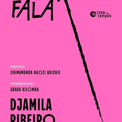 Capa de livro cor-de-rosa com texto em preto e logo rosa dos tempos