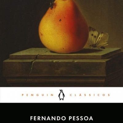 Capa de livro com pera, mosca, borboleta e texto da obra de Fernando Pessoa