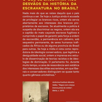 Capa traseira de livro vermelho com texto em amarelo e branco, foto antiga e código de barras.