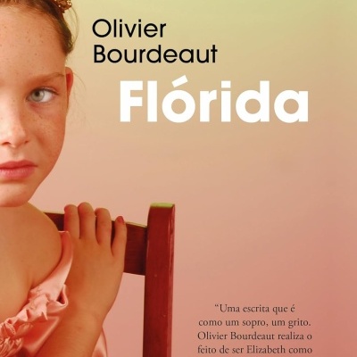 Capa do livro Flórida de Olivier Bourdeaut com imagem de uma menina com coroa e vestido sentado numa cadeira de madeira.