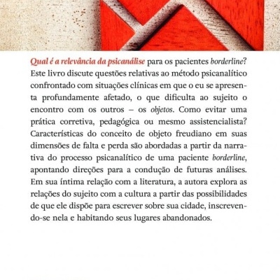 Contra-capa de livro com texto, código de barras e peças de madeira vermelha geométricas.