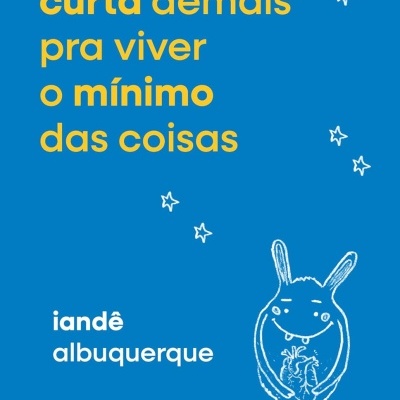 Capa de livro azul com texto amarelo e branco e desenho branco de personagem com coração