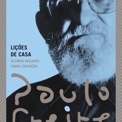 Capa de livro azul com foto de homem idoso de óculos e barba, texto sobre educação e nome Paulo Freire