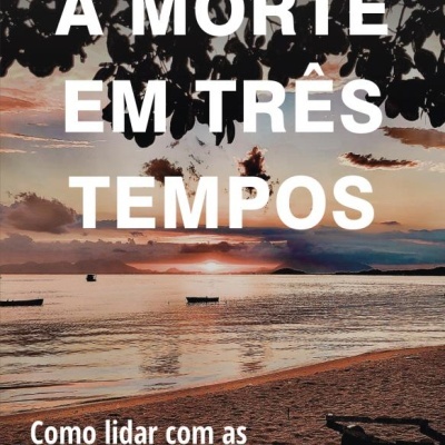 Capa de livro com título A MORTE EM TRÊS TEMPOS e imagem de praia ao pôr-do-sol