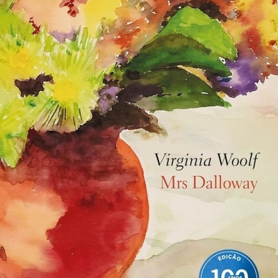 Capa do livro Mrs Dalloway com flores em aquarela e selo azul 100 anos