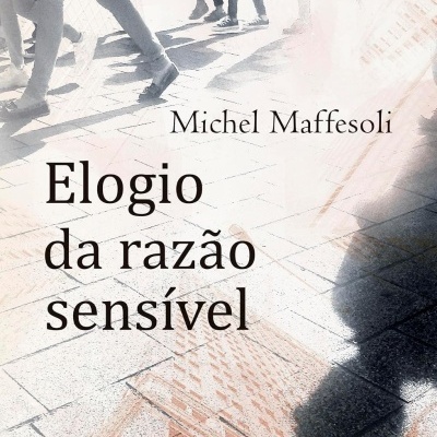 Capa de livro com título e nome do autor sobre imagem de pessoas a andar numa calçada