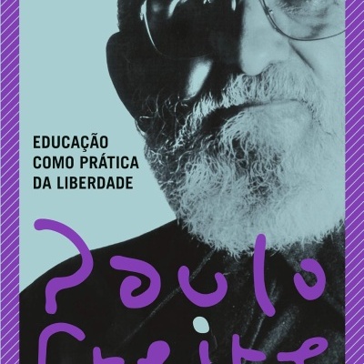Capa de livro com foto de homem idoso, texto e borda roxa listrada