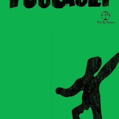 Capa de livro verde com título FOUCAULT MICHEL e silhueta humana preta