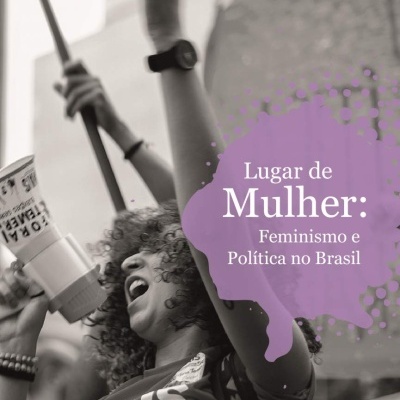 Capa de livro sobre feminismo e política com mulher em protesto a preto e branco